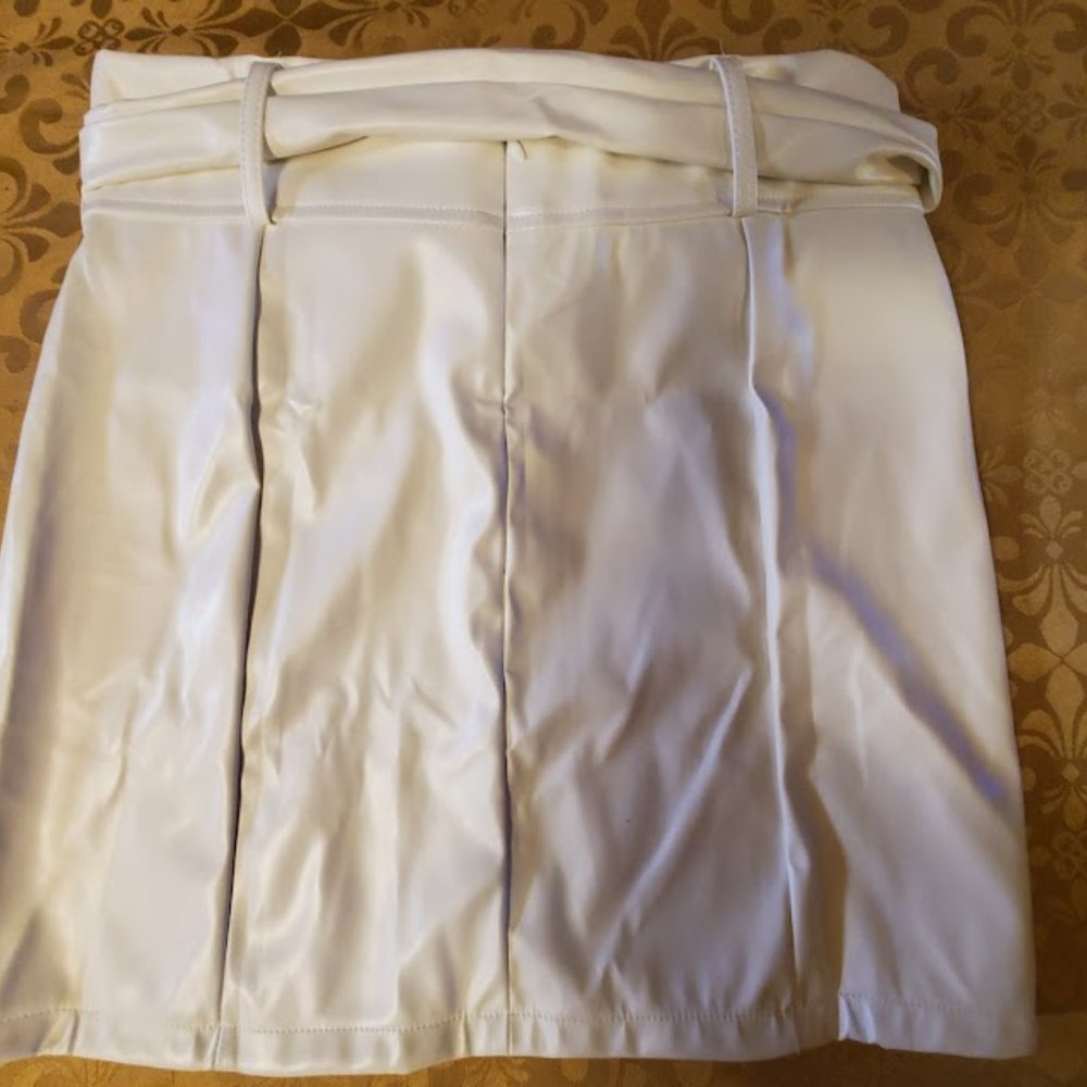 NWOT White Faux Leather Mini Skirt with Front Zippers - Picture 3 of 3